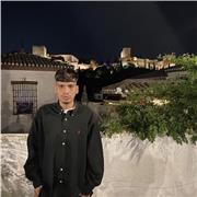 Joven cursando filología hispánica, dinámico y simpático con los alumnos